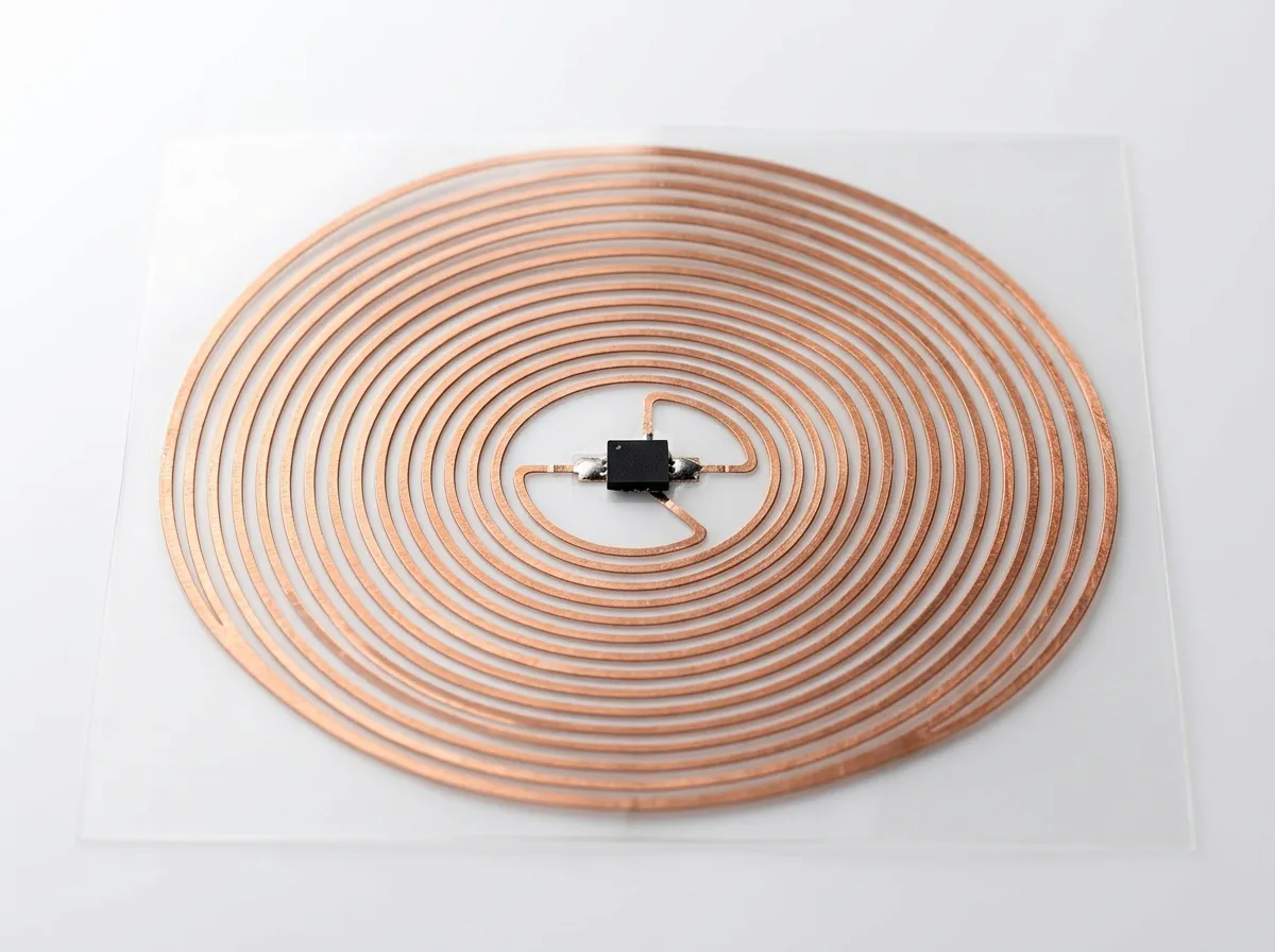 Passive RFID tag with spiral antenna coil and small chip, no battery